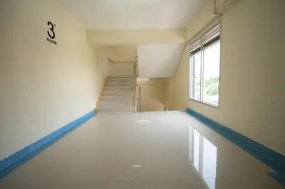 an empty hallway with stairs in a building at หรรษาเพลส ลาดพร้าว 124 in Ban Bang Toei (1)