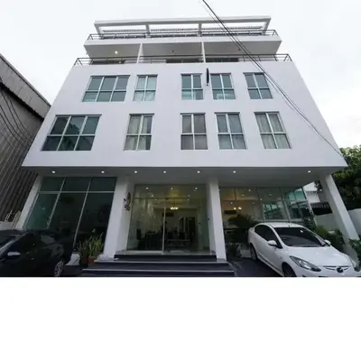 RQ Bangkok Sukhumvit 50 by Collection O