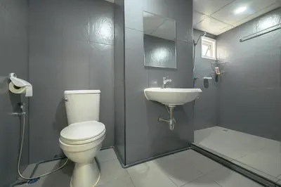 a bathroom with a toilet and a sink at Hoenhao Boutique Ratchada in Bang Su