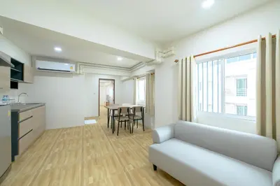 a living room with a couch and a table at Hoenhao Boutique Ratchada in Bang Su