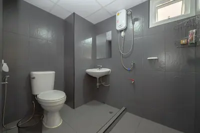 a bathroom with a toilet and a sink at Hoenhao Boutique Ratchada in Bang Su