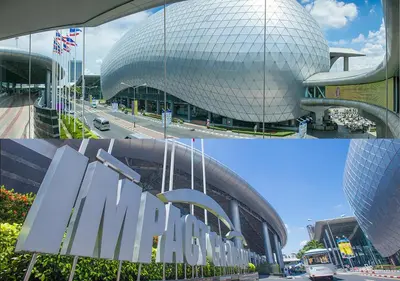 a collage of two pictures of a building with a sign at ห้องพักรายวัน เมืองทองธานี เรือนศรีตรัง in Ban Bang Phang