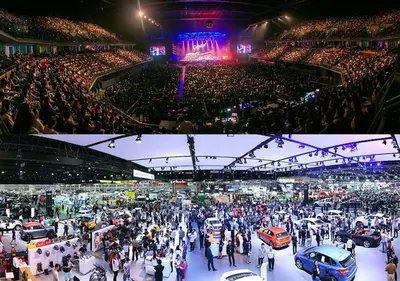 a crowd of people walking around a stadium with cars at ห้องพักรายวัน เมืองทองธานี เรือนศรีตรัง in Ban Bang Phang