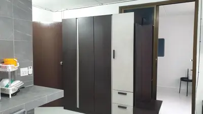 a bathroom with a brown and white cabinet at ห้องใหญ่-ห้องพักรายวัน เมืองทองธานี เรือนศรีตรัง in Nonthaburi