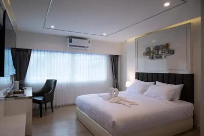 a bedroom with a bed and a desk and a chair at Masa Hotel فندق الماسة شارع العرب in Bangkok
