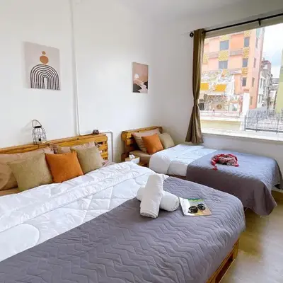 Lively and cozy canal house