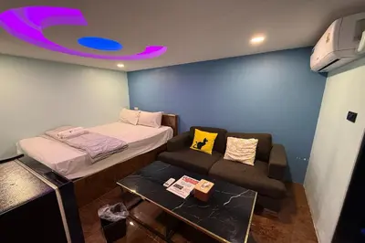a small room with a bed and a couch at Bankhunchang Guest House บ้านขุนช้างห้องพักรายวันรามคำแหง in Ban Zong Katiam