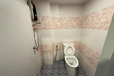 a bathroom with a toilet and a sink at Bankhunchang Guest House บ้านขุนช้างห้องพักรายวันรามคำแหง in Ban Zong Katiam