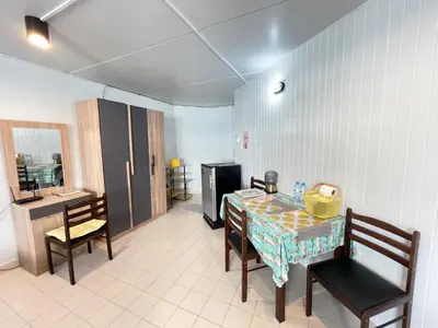 a room with a table and chairs and a kitchen at Impact Arena C3 Milo in Nonthaburi