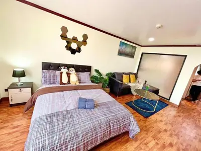 a bedroom with two beds and a couch at SelfCheckIn Omni Tower Sukhumvit4 NaNa Asoke BTS MRT Hispeed WiFi Pool&Gym in Bangkok